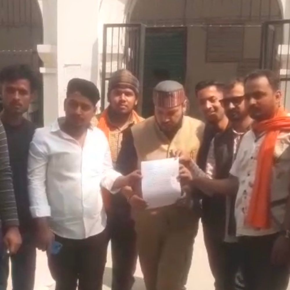 छात्रवृत्ति और मोबाइल वितरण की मांग:बलिया में छात्र नेता ने डीएम प्रतिनिधि को सौंपा ज्ञापन, दी आंदोलन की चेतावनी