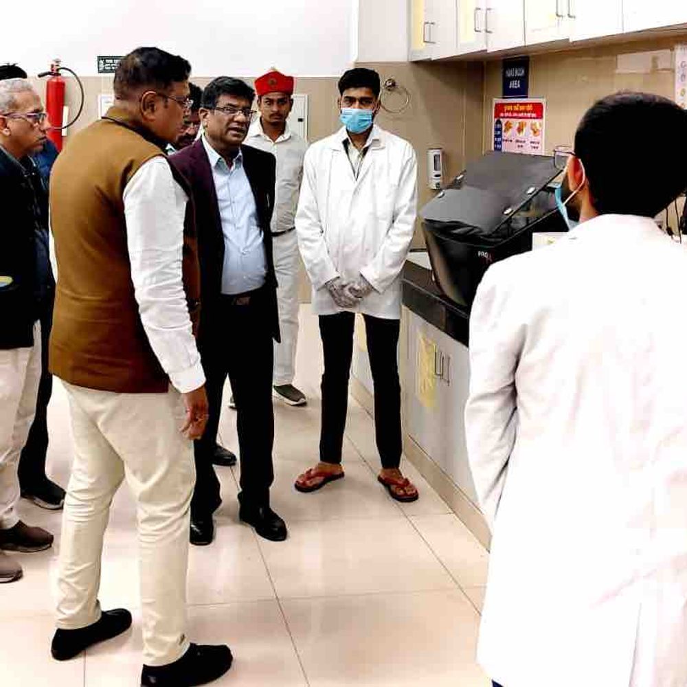 डीजी हेल्थ ने कांशीराम अस्पताल का निरीक्षण किया:आईसीयू न चलने पर सवाल, स्टाफ बढ़ाने की मांग