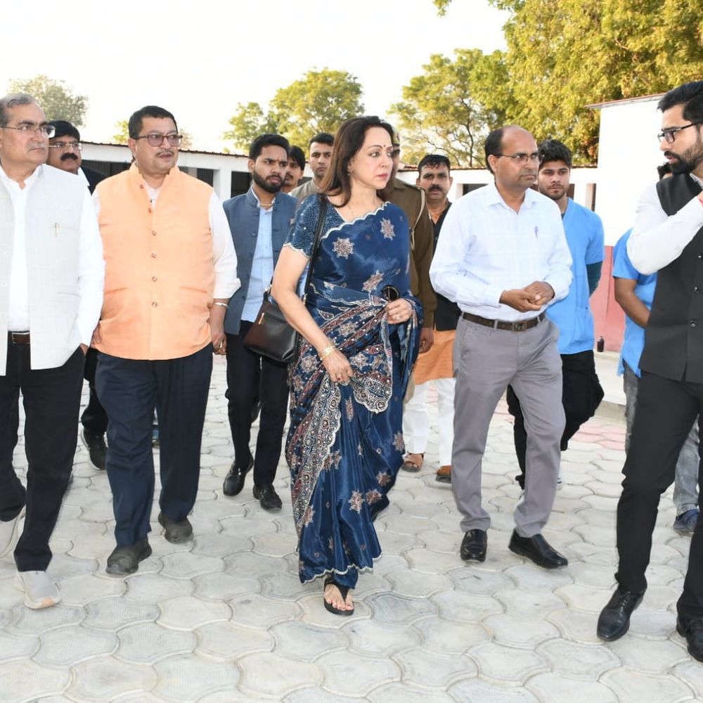 मथुरा सांसद हेमा मालिनी का निरीक्षण:सिविल लाइन में पशु प्रजनन नियंत्रण केंद्र की व्यवस्थाएं जांचीं