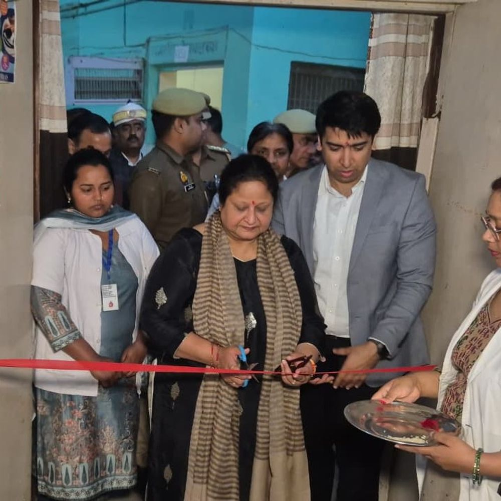 हाथरस में आयरन सुक्रोज सप्ताह के तहत लगा शिविर:मंडलायुक्त संगीता सिंह ने किया उद्घाटन, महिलाओं से की बातचीत