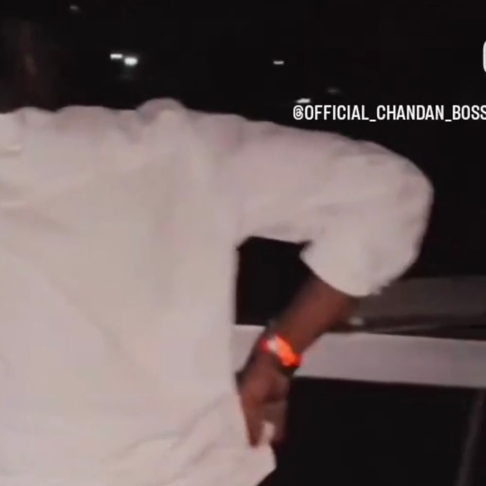 मऊ में युवक ने तमंचे के साथ बनाई रील:कमर पर पिस्टल लगाकर वीडियो अपलोड किया, पुलिस कर रही तलाश