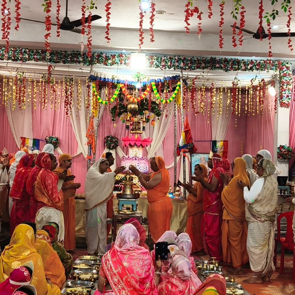 हाथरस जैन मंदिर में वेदी प्रतिष्ठा महोत्सव का दूसरा दिन:अभिषेक, शांतिधारा और विधान से गूंजा परिसर, राकेश भैया ने दिया प्रवचन