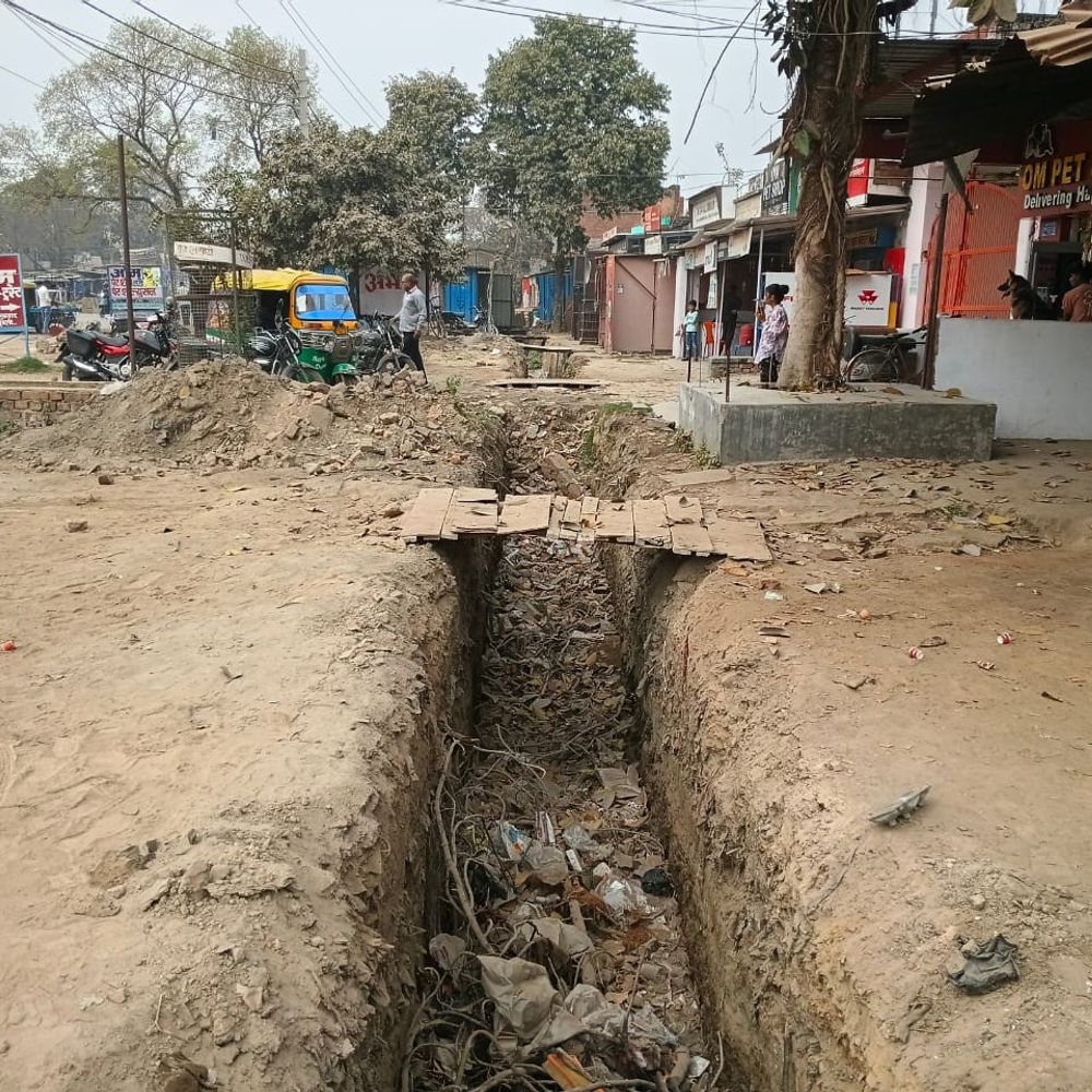 चंदौली में सीवर निर्माण ठप, व्यापारी व जनता परेशान:महीनों से अधूरा काम, आवाजाही और व्यापार प्रभावित