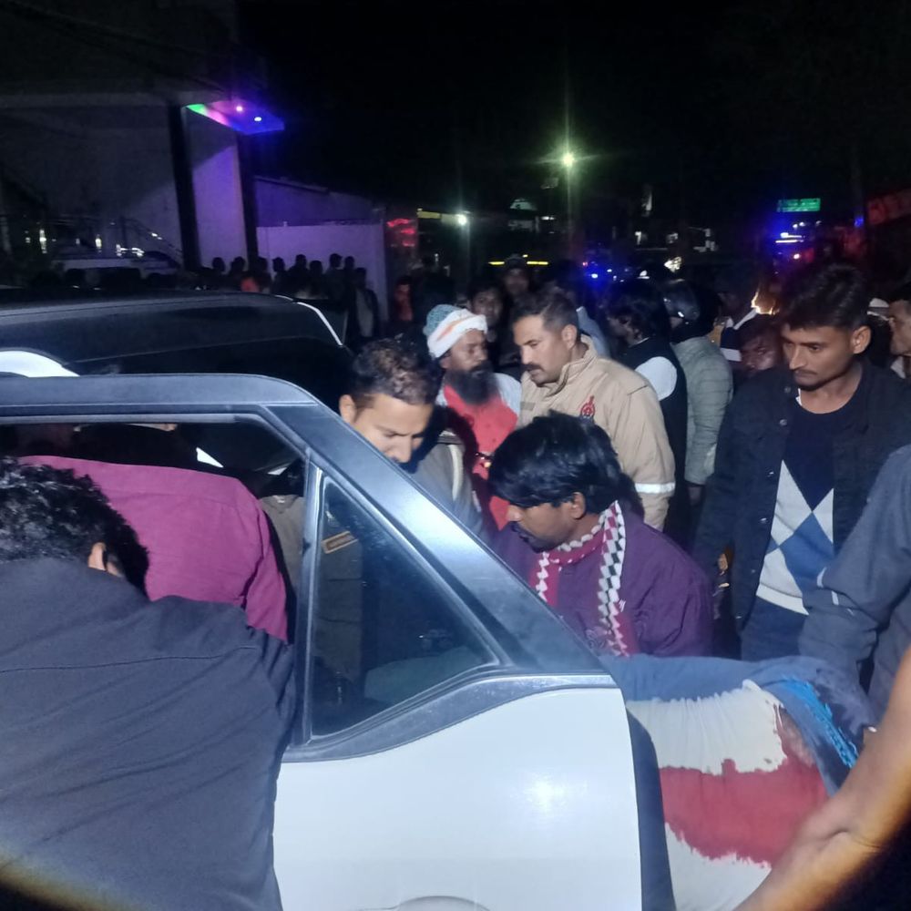 अयोध्या में कार-ट्रैक्टर ट्रॉला भिड़ंत, एक की मौत:अमानीगंज-रुदौली मार्ग पर दूल्हे की कार गन्ना लदे ट्रॉला में रात में घुसी, तीन घायल