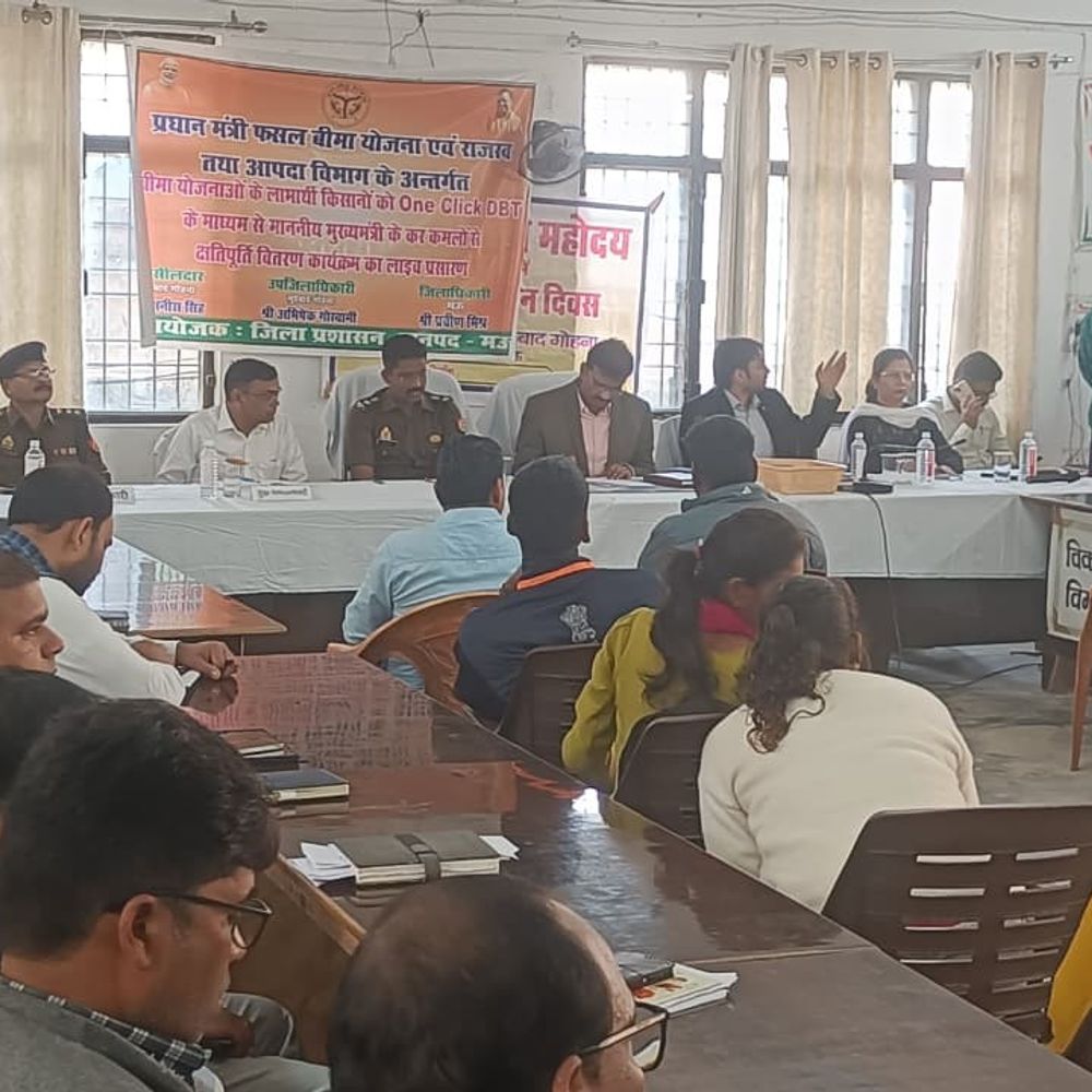 मऊ 112 शिकायतों में 7 का निस्तारण:संपूर्ण समाधान दिवस में प्राकृतिक आपदा से पीड़ित परिवारों को चेक भी बांटे