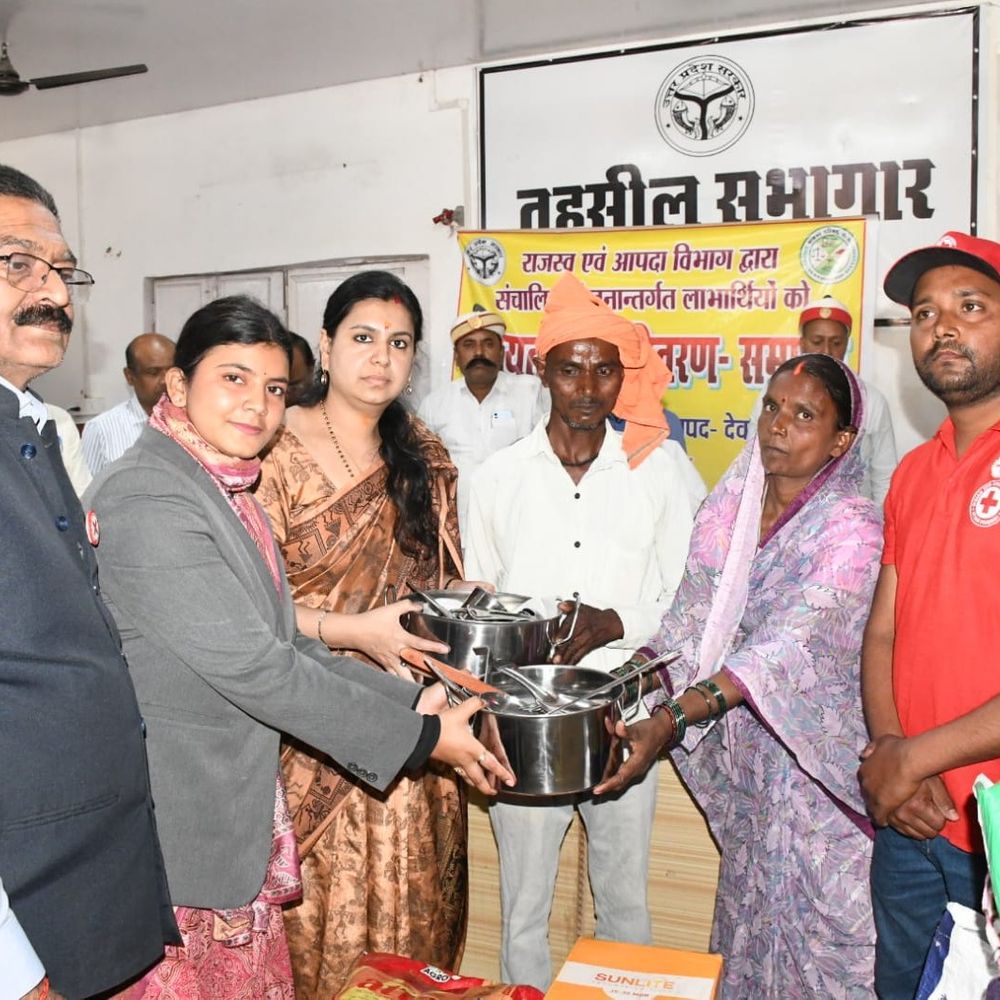 सड़क दुर्घटना में मृतक के परिवार को मिली सहायता:देवरिया में तहसील दिवस पर रेड क्रॉस और प्रशासन ने दी राहत सामग्री