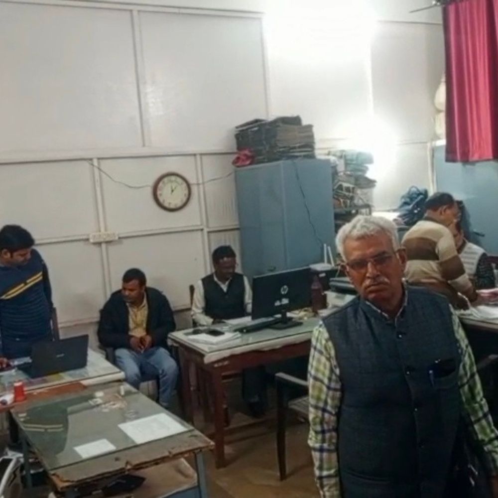 लघु सिंचाई विभाग के बाबू पर ठगी का आरोप:रायबरेली में योजना लाभ और टेंडर दिलाने के नाम पर वसूली, पीड़ित ने की शिकायत