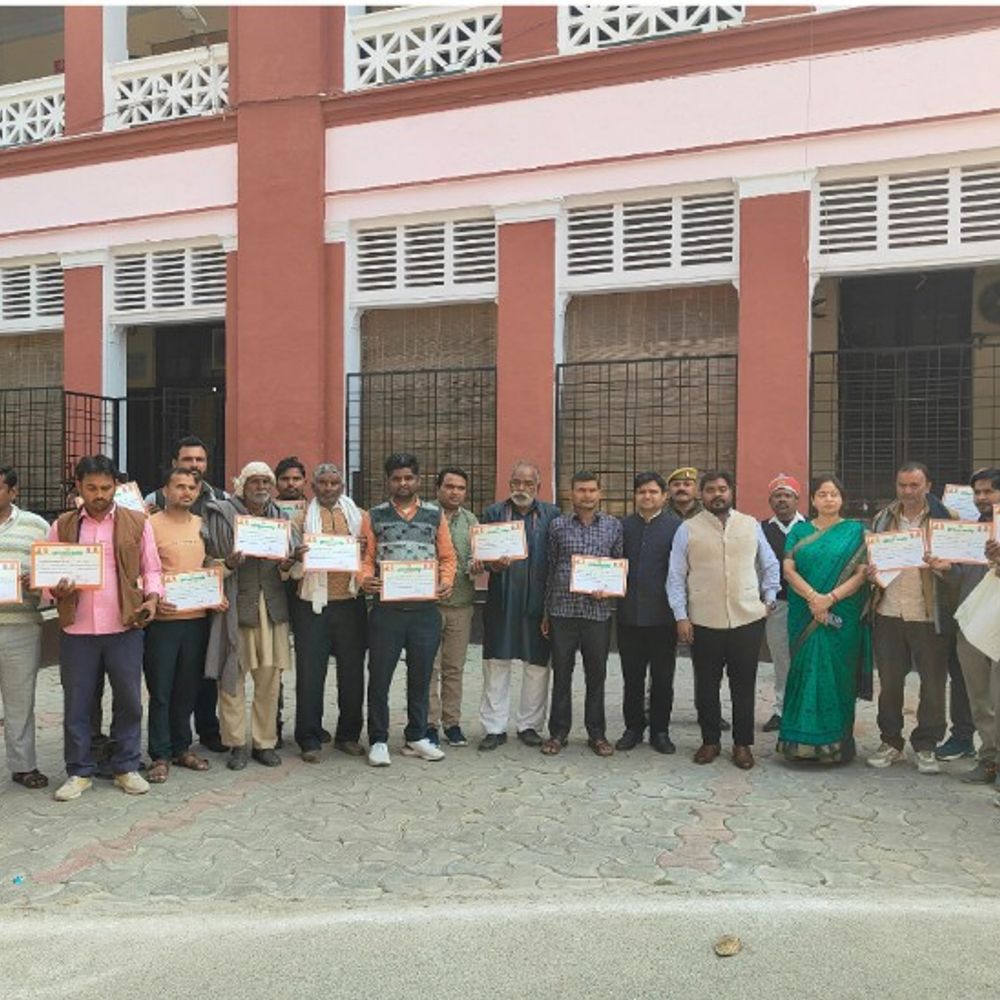 141 लाभार्थियों को 6 करोड़ रुपये का मुआवजा मिला:शाहजहांपुर में कृषक दुर्घटना और फसल बीमा योजना के तहत वितरित