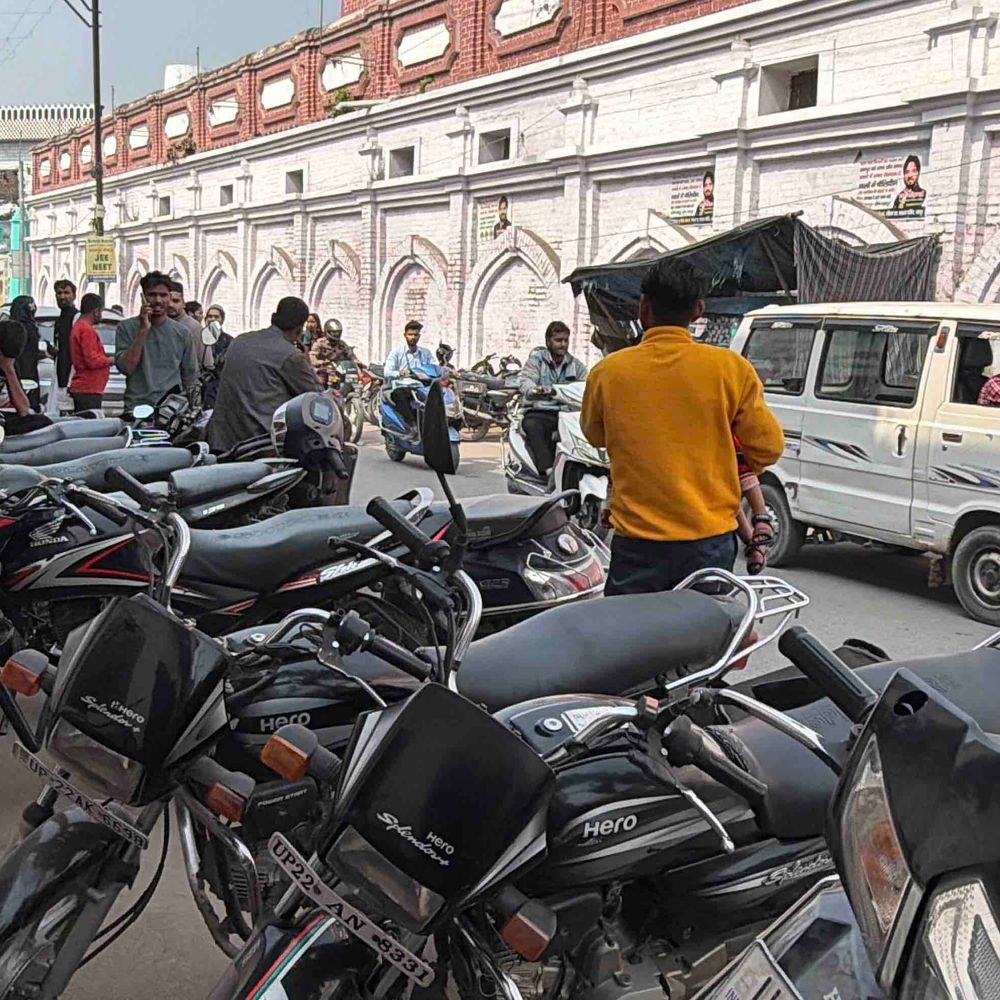 बापू मॉल के सामने अवैध बाइक स्टैंड से लगा जाम:स्कूली छात्र और राहगीर परेशान; ASP ने कार्रवाई का दिया आश्वासन