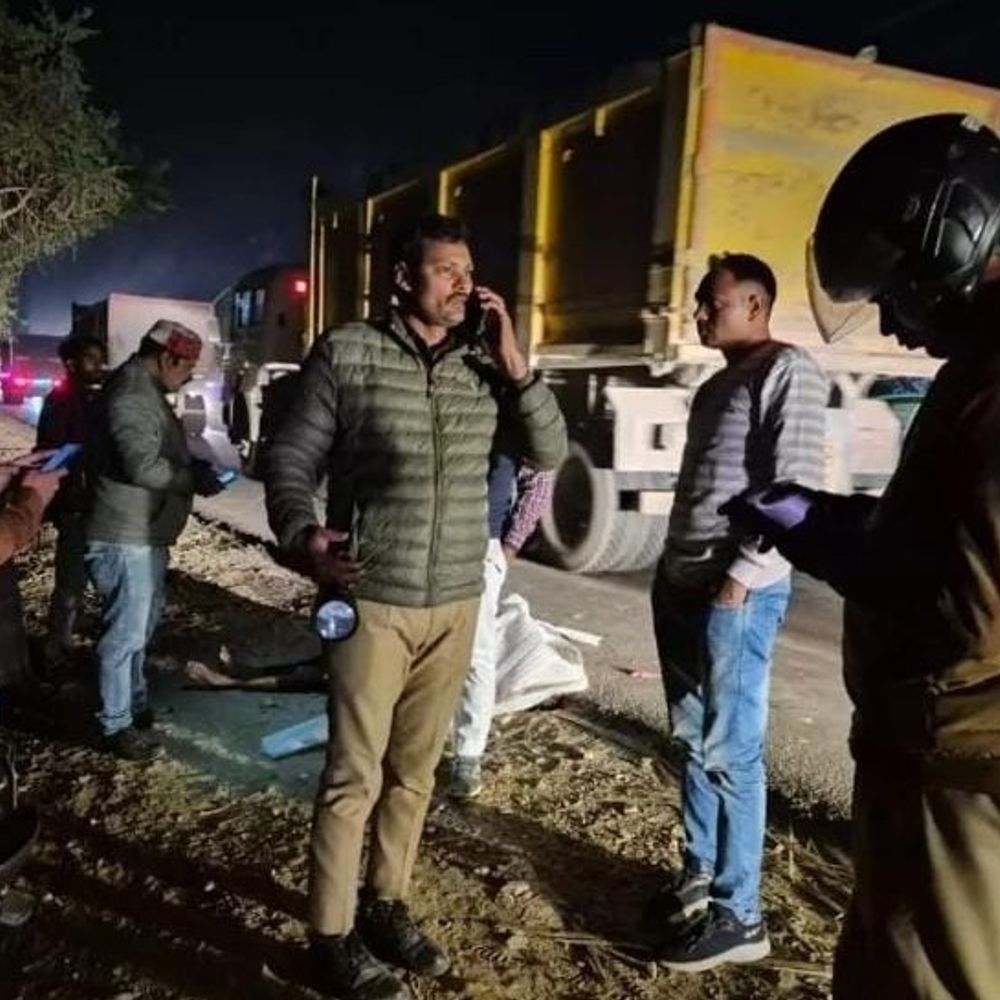 बाराबंकी में अज्ञात युवक की बस से कुचलकर मौत:लखनऊ-बहराइच रोड पर रिलायंस पेट्रोल पंप के पास हुआ हादसा, चालक फरार