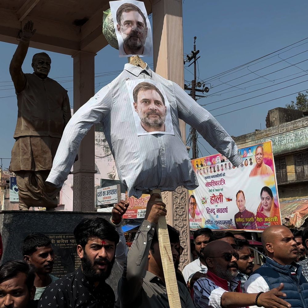 कांग्रेसियों के प्रदर्शन के खिलाफ सीतापुर में भाजयुमो का हल्ला-बोल:कार्रवाई की मांग,नारेबाजी कर राहुल गांधी का पुतला फूंका