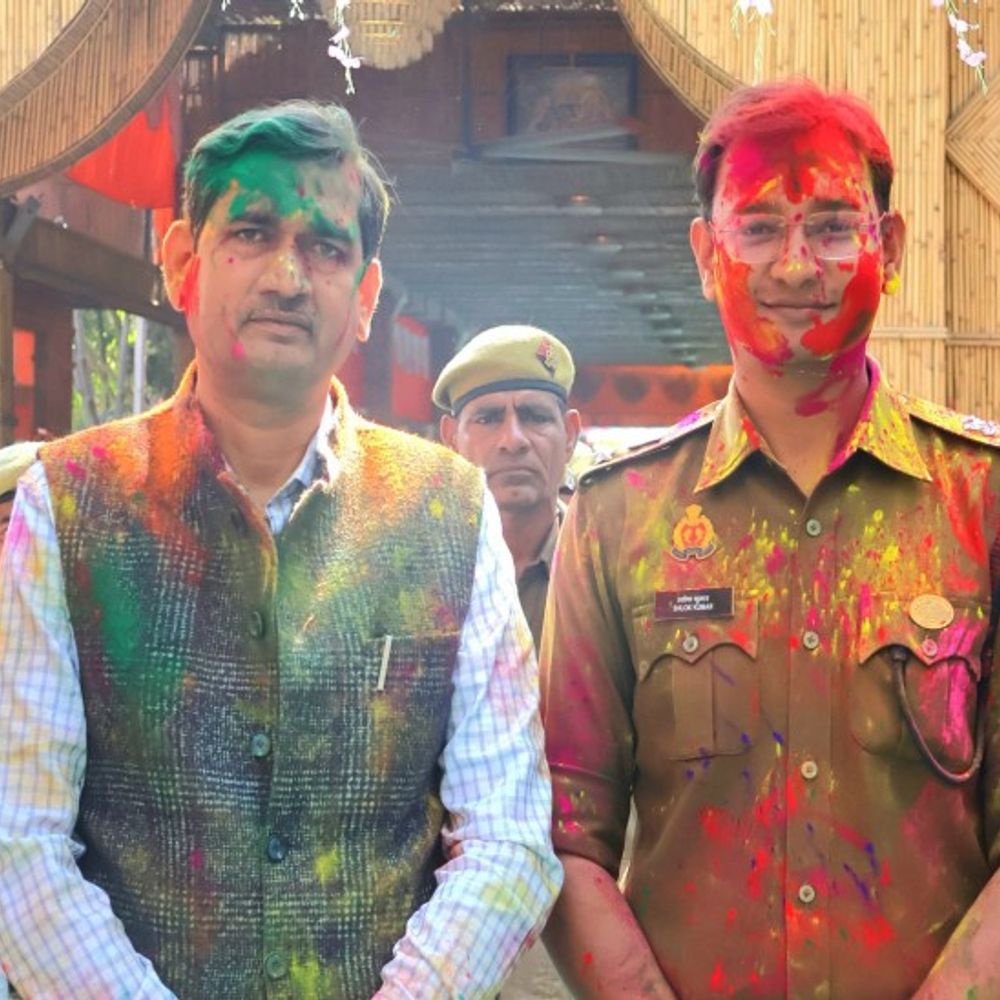 मथुरा में साधु संतों ने खेली भगवान के साथ होली:DM-SSP रंगे ब्रज के रंग में, गोकुल की रमण रेती में उड़ा अबीर-गुलाल