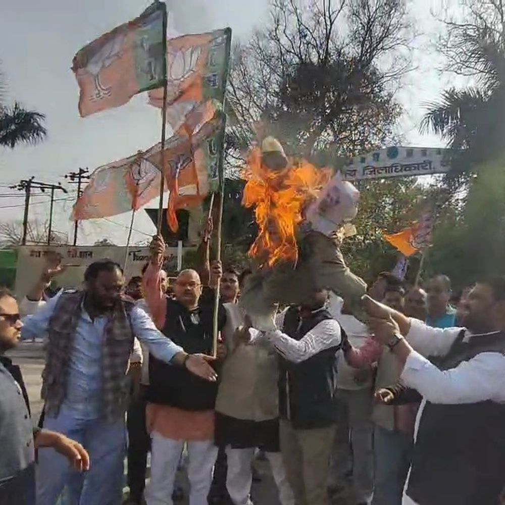 गोंडा में भाजपाइयों ने राहुल गांधी का फूंका पुतला:AI समिट में यूथ कांग्रेस के प्रदर्शन पर विरोध, बोले- राहुल ने भारत की छवि खराब की