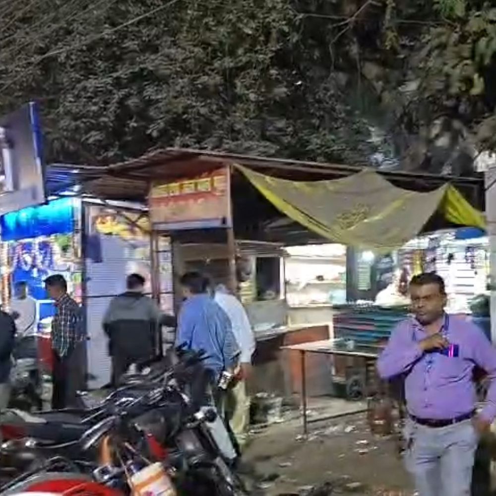 जॉर्ज टाउन में सार्वजनिक शराब पीने वालों पर कार्रवाई:मेडिकल चौराहे, CMP के पास पुलिस ने पकड़े लोग, सायरन सुन भागे शराबी