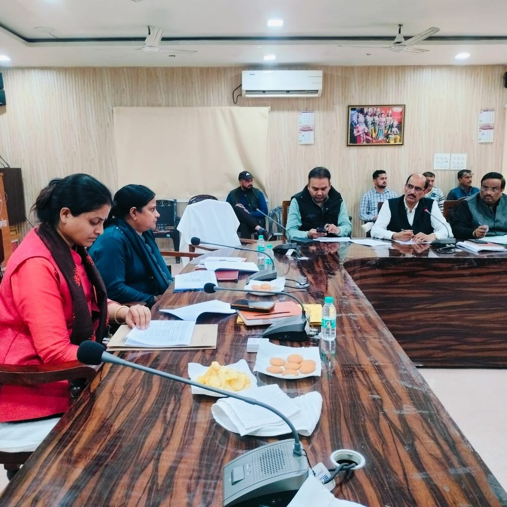 DM ने अवैध कट बंद करने के दिए निर्देश:अमरोहा में स्कूल वाहनों और एंबुलेंस की फिटनेस जांच के भी आदेश