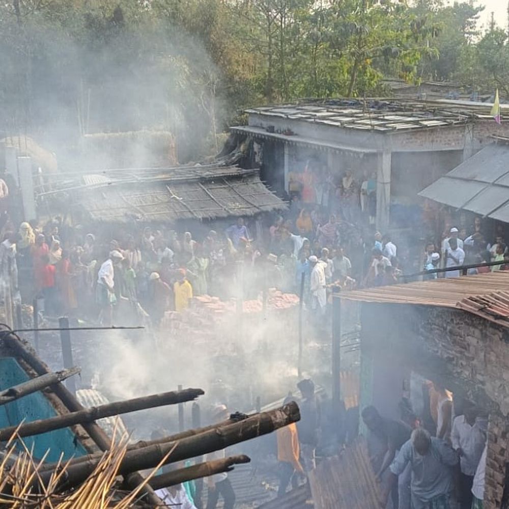 किशनगंज में खाना बनाते समय लगी आग:  6 परिवारों के घर जलकर राख, लाखों का नुकसान और मवेशियों की मौत – Kishanganj (Bihar) News