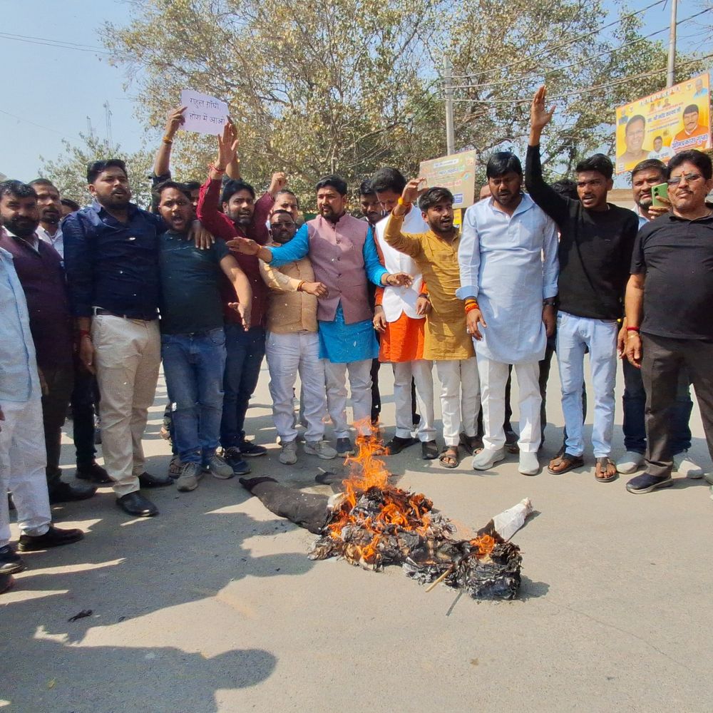गाजीपुर में भाजयुमो ने राहुल गांधी का पुतला फूंका:AI पर टिप्पणी के लिए माफी न मांगने पर दिल्ली कूच की चेतावनी