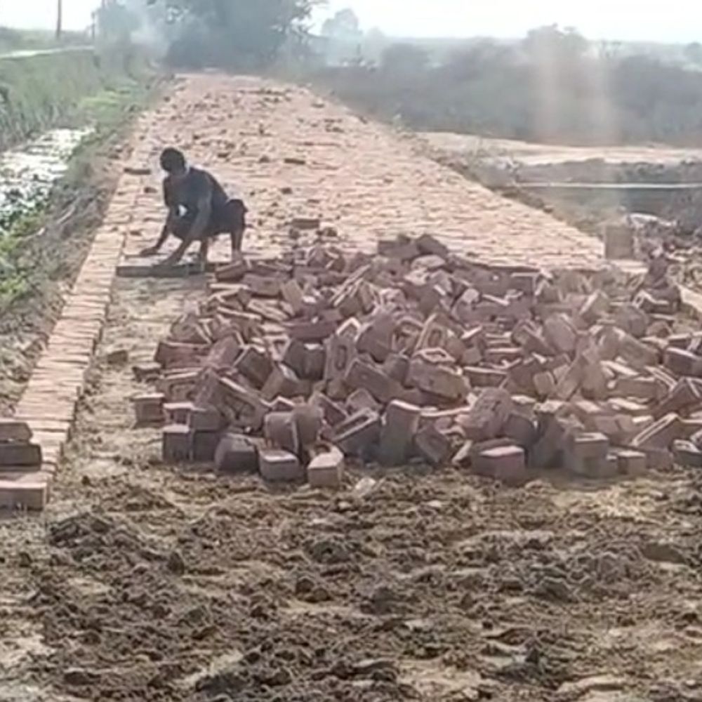 शामली में सरकारी रास्ते पर अवैध खड़ंजा निर्माण:कॉलोनाइजर्स ने सिंचाई विभाग की पटरी पर किया कब्जा