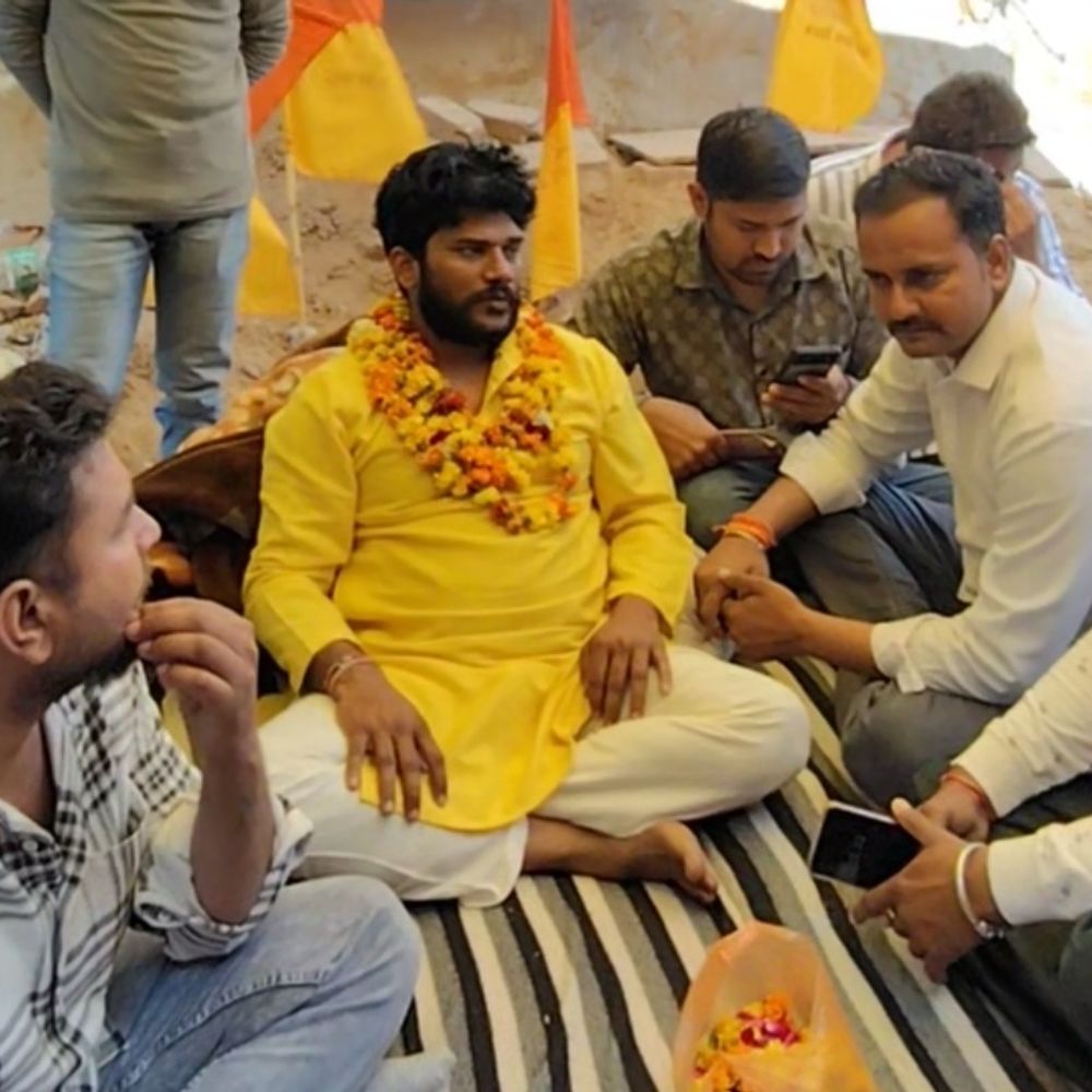 पंकज धवरैया का धरना जारी, फर्जी ऑडियो एडिट का आरोप:हाथरस में यूजीसी बिल और SC/ST एक्ट के विरोध में प्रदर्शन