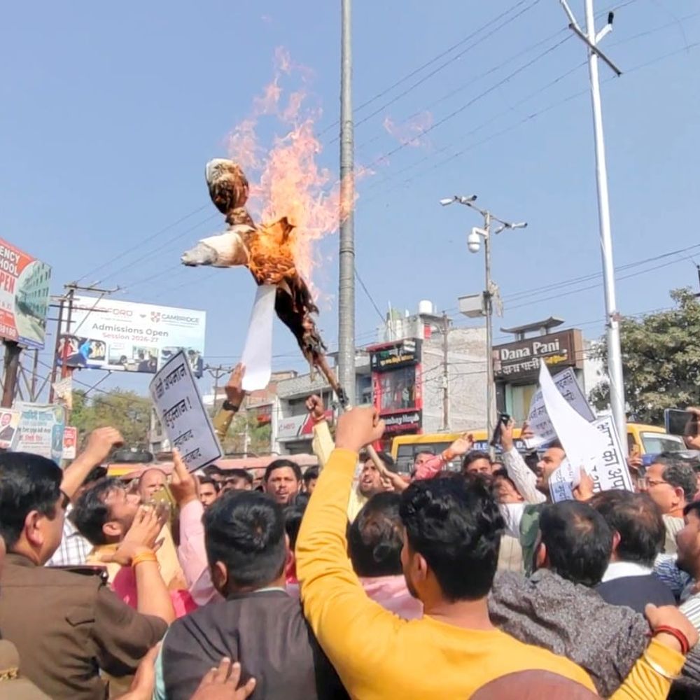 सुल्तानपुर में पुलिस के सामने राहुल गांधी का पुतला फूंका:भाजयुमो का कलेक्ट्रेट पर प्रदर्शन, AI समिट पर जताया विरोध