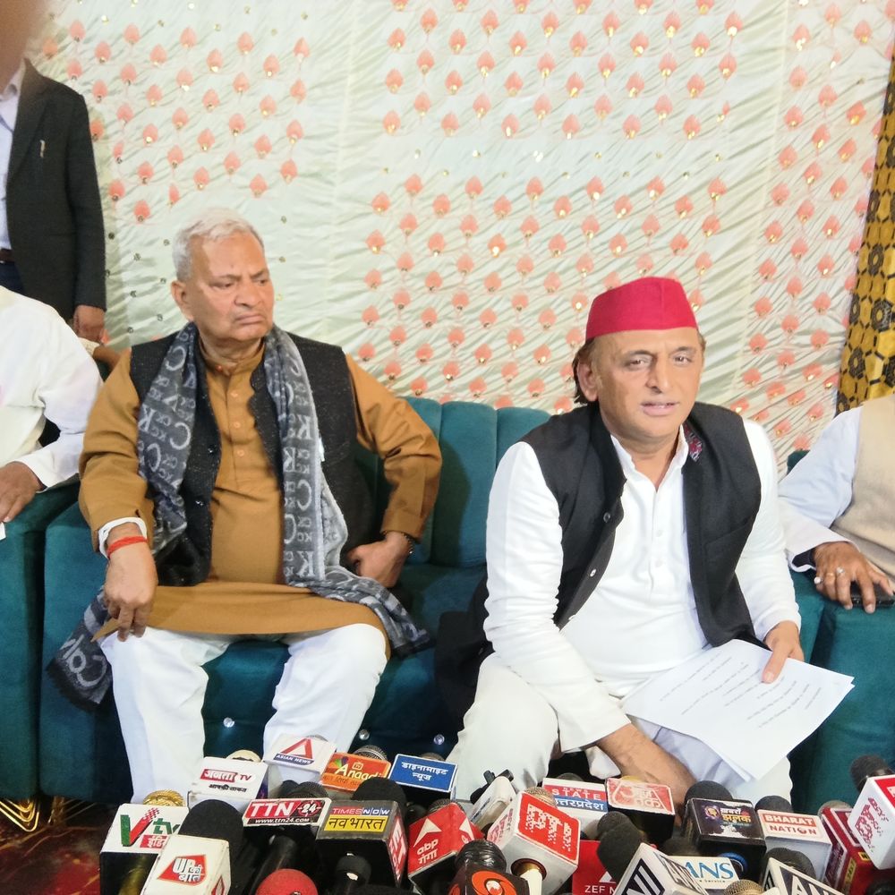 फतेहपुर में सुरक्षा को लेकर अखिलेश यादव ने उठाए सवाल:DSP बोले- 6 कार्यक्रमों में 300 पुलिसकर्मी थे तैनात, कई कार्यक्रमों में शामिल होने पहुंचे थे सपा अध्यक्ष