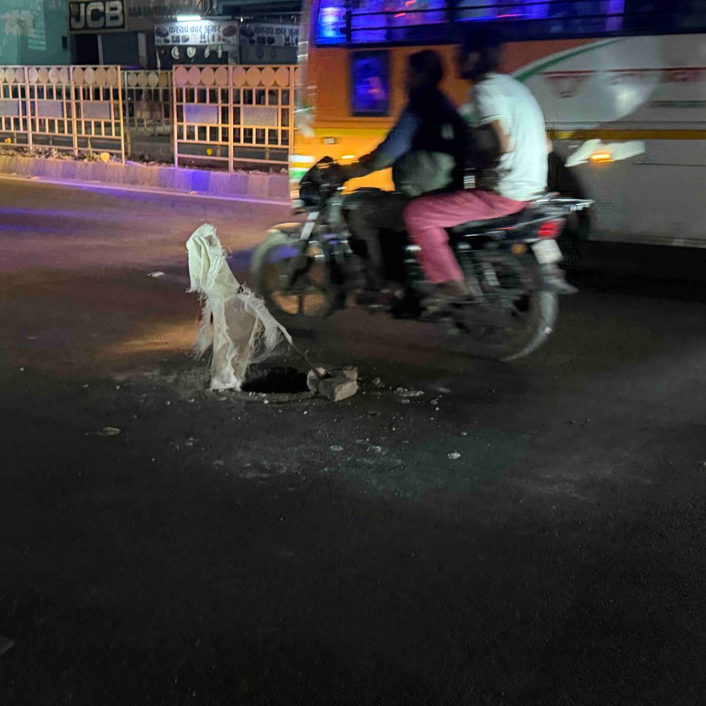 शिकारपुर बाईपास पर 20 फीट गहरा मैनहोल खुला:15 दिन में दूसरी बार टूटा ढक्कन, नगर पालिका के ईओ बोले- जल्द होगी मरम्मत