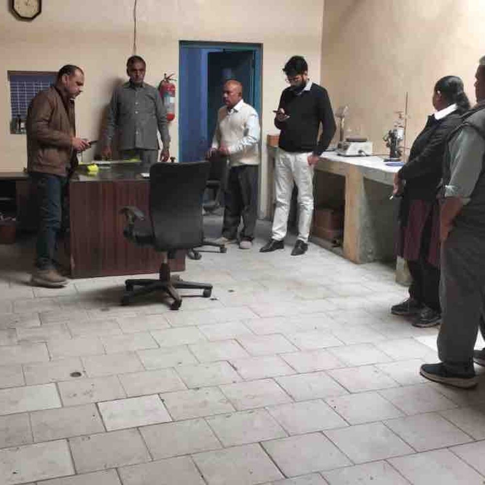 खाद्य विभाग की छापेमारी में लाखों का माल सीज:खानपुर में खोया-मक्खन और तेल के नमूने भरे, सिकंदराबाद में भी हुई कार्रवाई