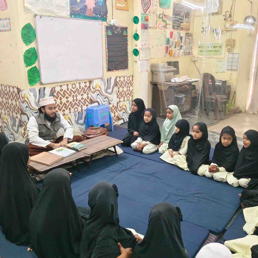 गोरखपुर में रमजान के तीसरे रोजे पर बढ़ी रौनक:मस्जिदों में हुई नमाज-तरावीह और इफ्तार, अकीदतमंदों ने अदा किया फातिहा