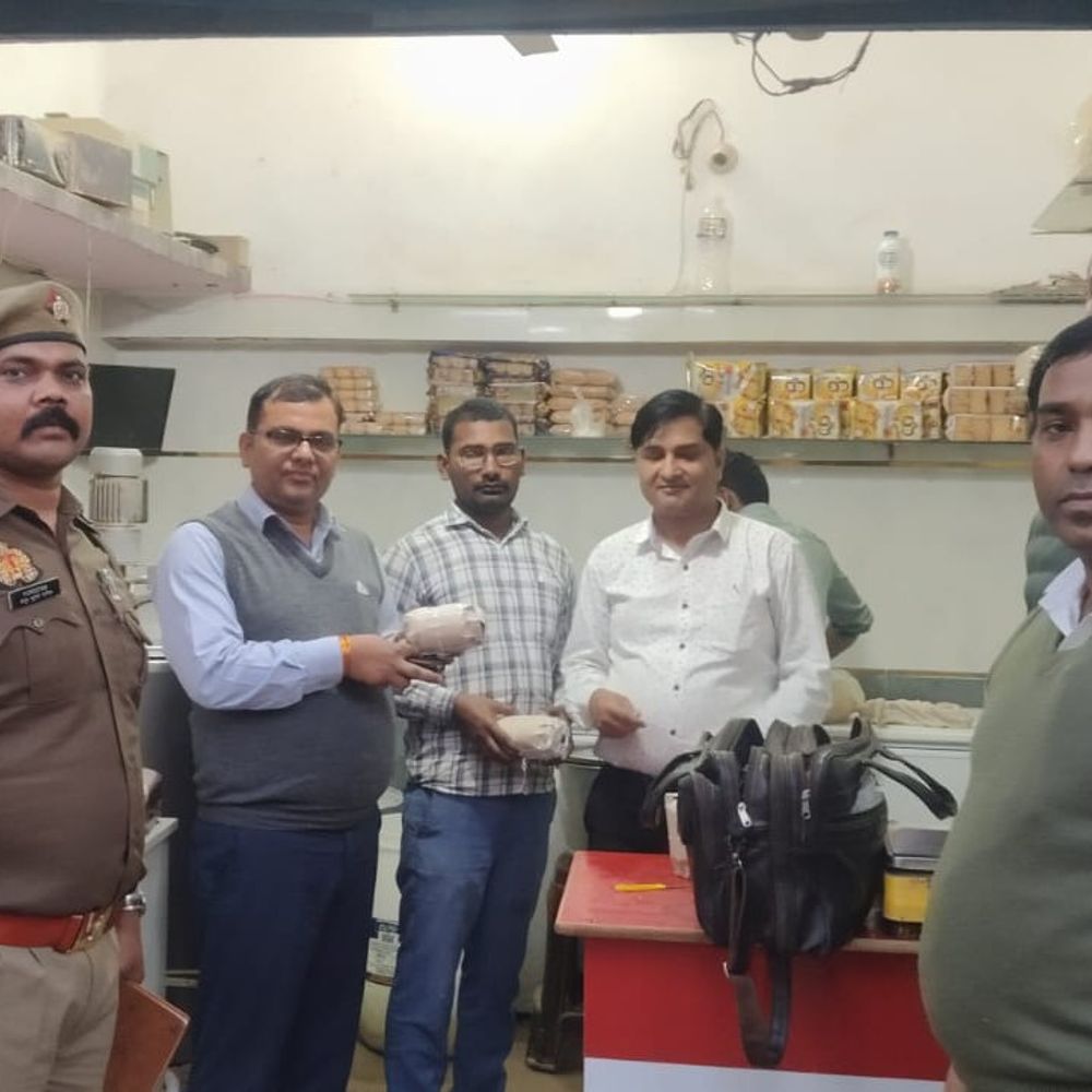 अयोध्या में खाद्य विभाग की बड़ी कार्रवाई:होली से पहले 10 नमूने जांच को भेजें, 80 किलो दूषित पनीर-खोया नष्ट