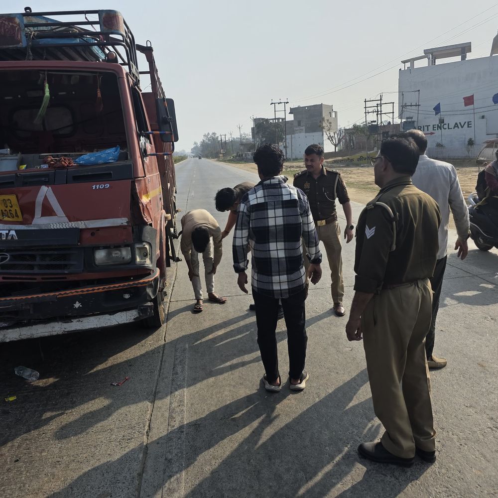 हापुड़ हाईवे पर दो ट्रकों की टक्कर, चालक फंसा:पुलिस ने सुरक्षित निकाला, बड़ा हादसा टला; यातायात बहाल