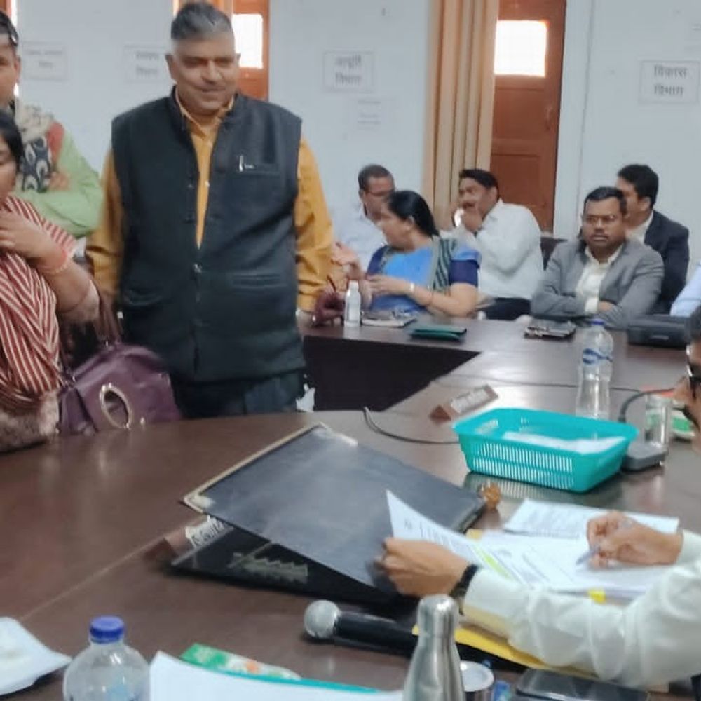 डीएम ने कानूनगो-लेखपाल को सस्पेंड किया:बलिया में जमीन कब्जा मामले में लापरवाही पर हुई कार्रवाई