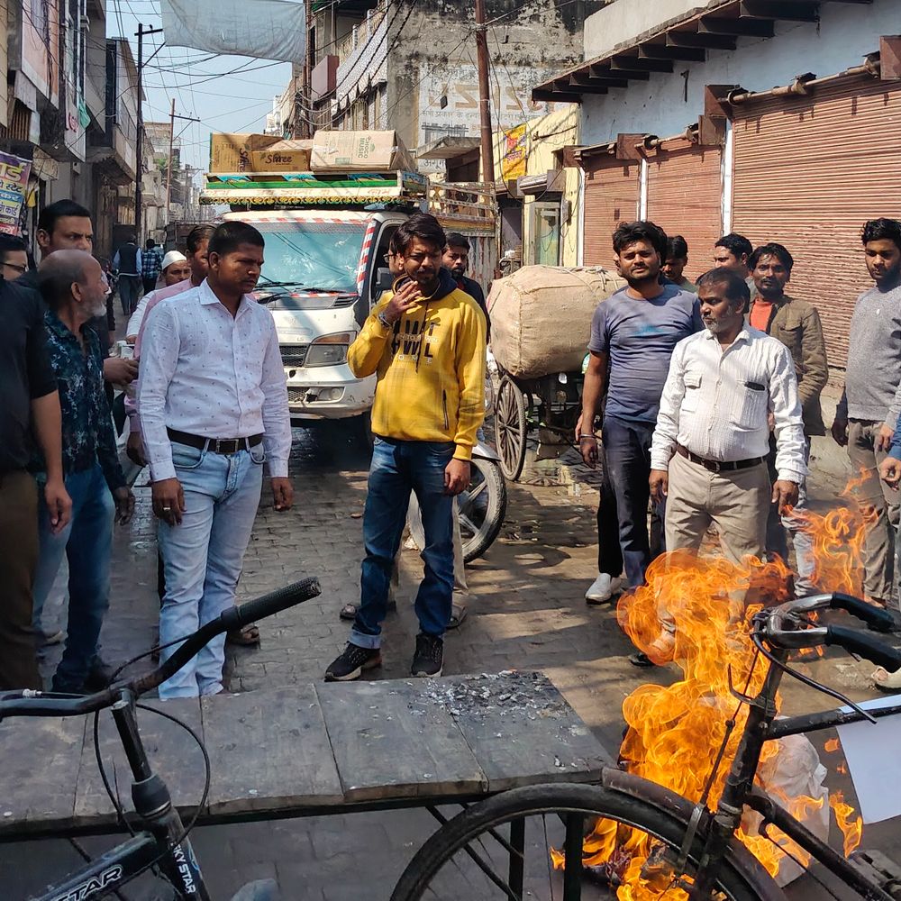 हाथरस में गंदगी-जलभराव के खिलाफ प्रदर्शन:लोगों ने सड़क जाम कर नगर पालिका प्रशासन का पुतला फूंका