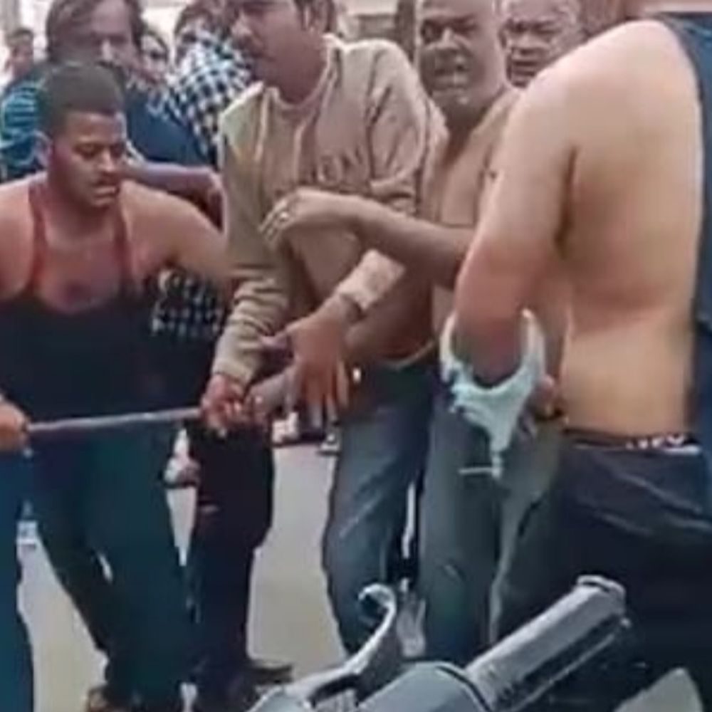 मेरठ में ड्रेस डिजाइनर पर हमला:प्रोटीन पाउडर विक्रेता ने सड़क पर पीटा, FIR दर्ज