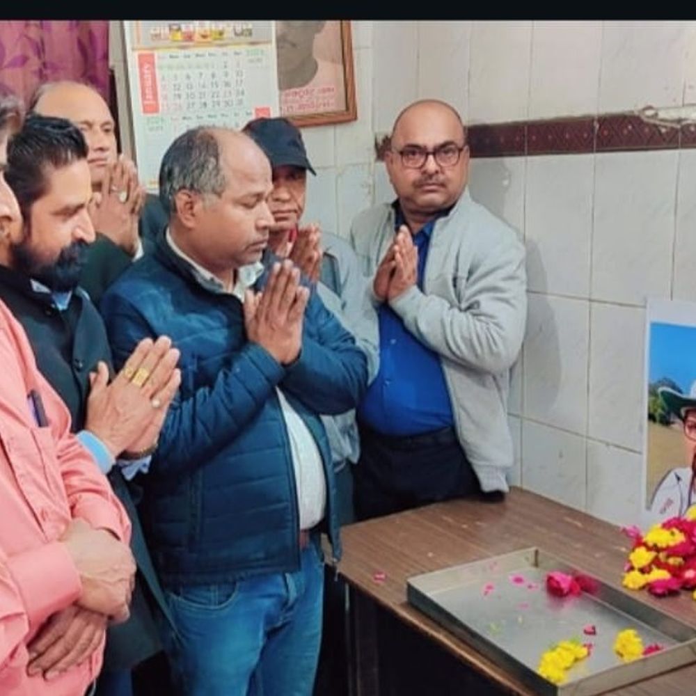 क्रिकेट प्रेमियों ने अंपायर मानिक गुप्ता को श्रद्धांजलि दी:मैच के दौरान मधुमक्खियों के हमले में जान गई थी