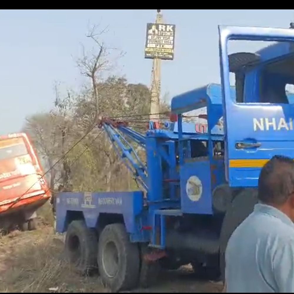 मुजफ्फरनगर में रोडवेज बस खाई में गिरी:ट्रैक्टर ओवरटेक करते समय हादसा, 50 यात्री सुरक्षित