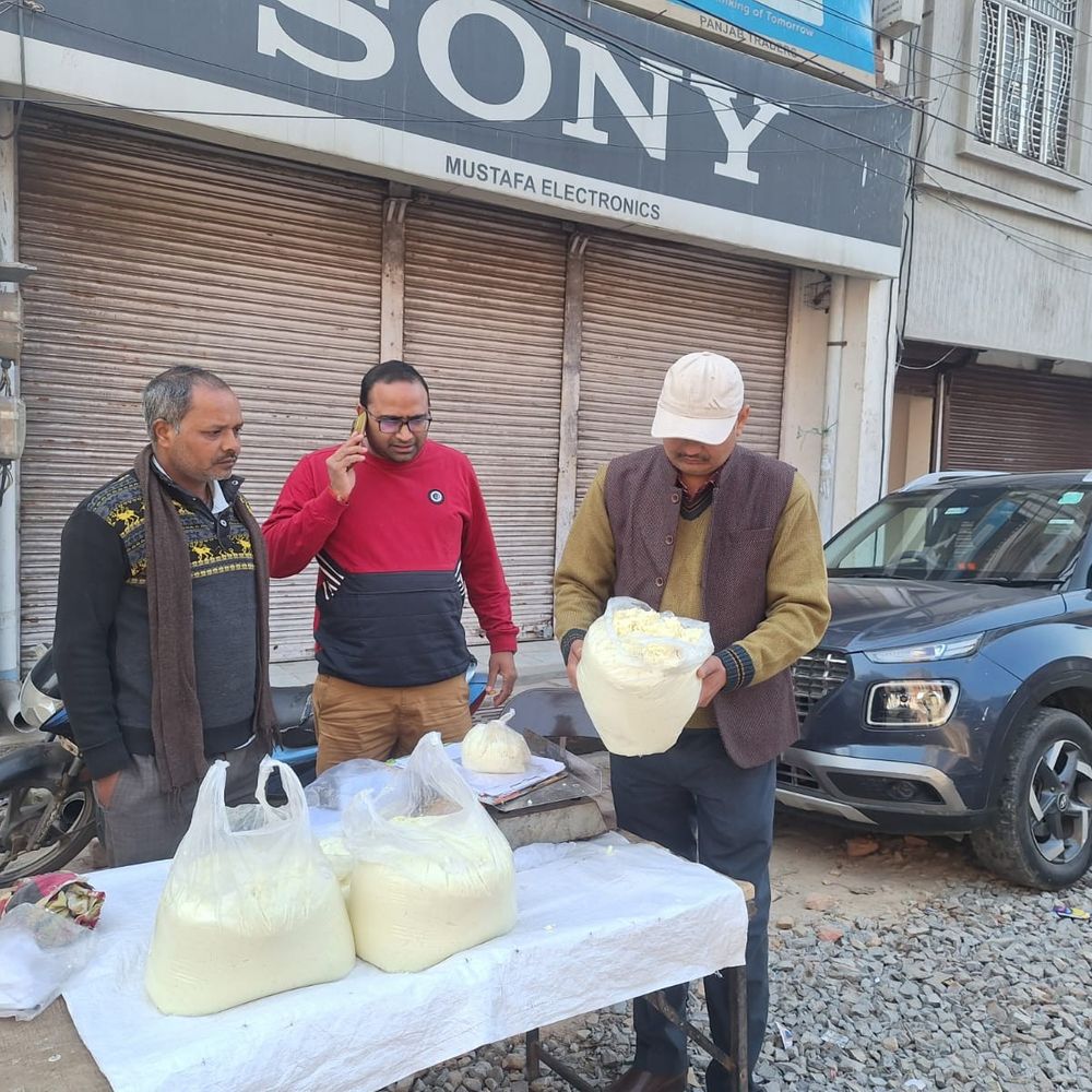 खाद्य सुरक्षा विभाग ने 45 किलो खोया नष्ट किया:फर्रुखाबाद में होली से पहले मिलावट रोकने को कार्रवाई