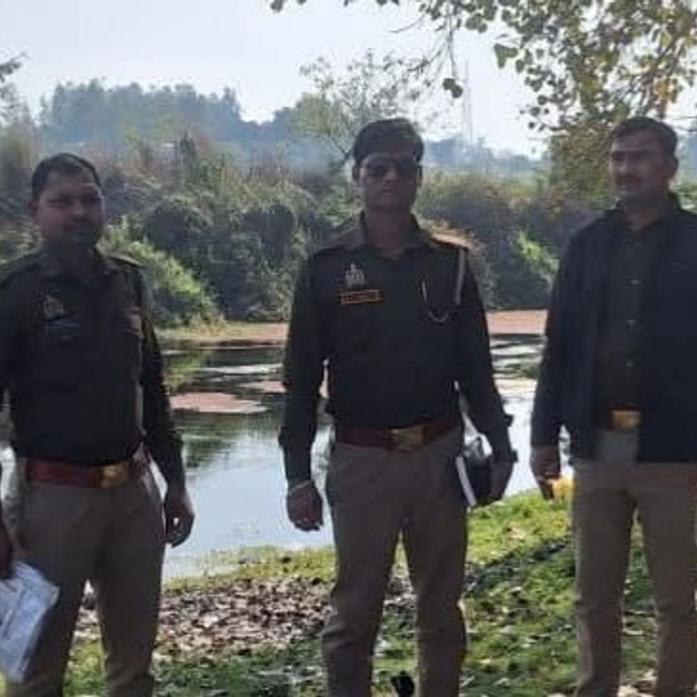 अयोध्या पुलिस ने नवजात के शव का अंतिम संस्कार कराया:तीन दिन पहले महादेव घाट पर मिला था शव, पीएम रिपोर्ट में नेचुरल डेथ की पुष्टि