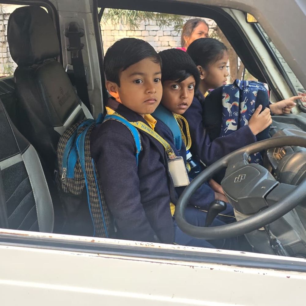 फर्रुखाबाद में ARTO की कार्रवाई:ओवरलोड 3 ट्रक और 2 स्कूली वैन सीज, 1.56 लाख का जुर्माना भी वसूला