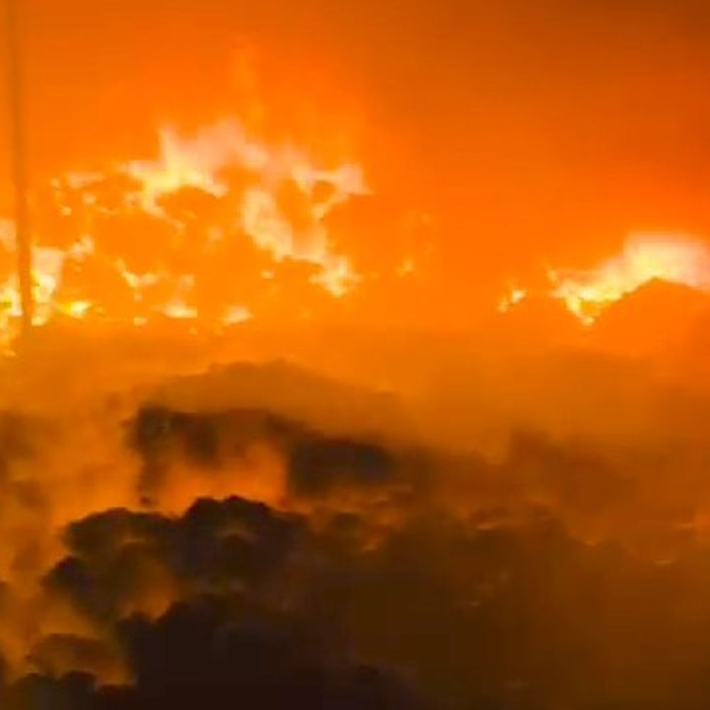 अमरोहा में कॉटन वेस्ट फैक्ट्री में आग:शॉर्ट सर्किट से लाखों का नुकसान, फायर ब्रिगेड ने कड़ी मशक्कत से पाया काबू