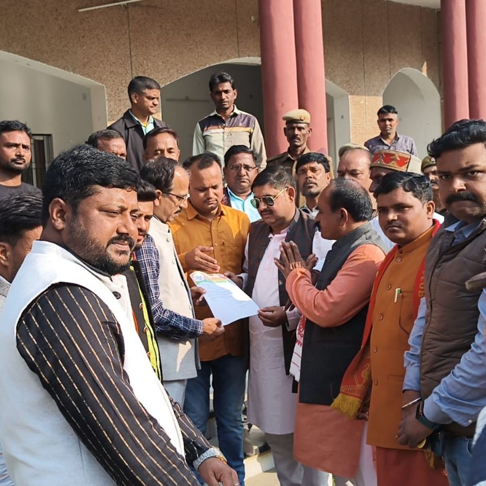 AI समिट में पीएम के कथित अपमान पर प्रदर्शन:श्रावस्ती में भाजपा युवा मोर्चा ने राहुल गांधी का पुतला फूंका, ज्ञापन सौंपा