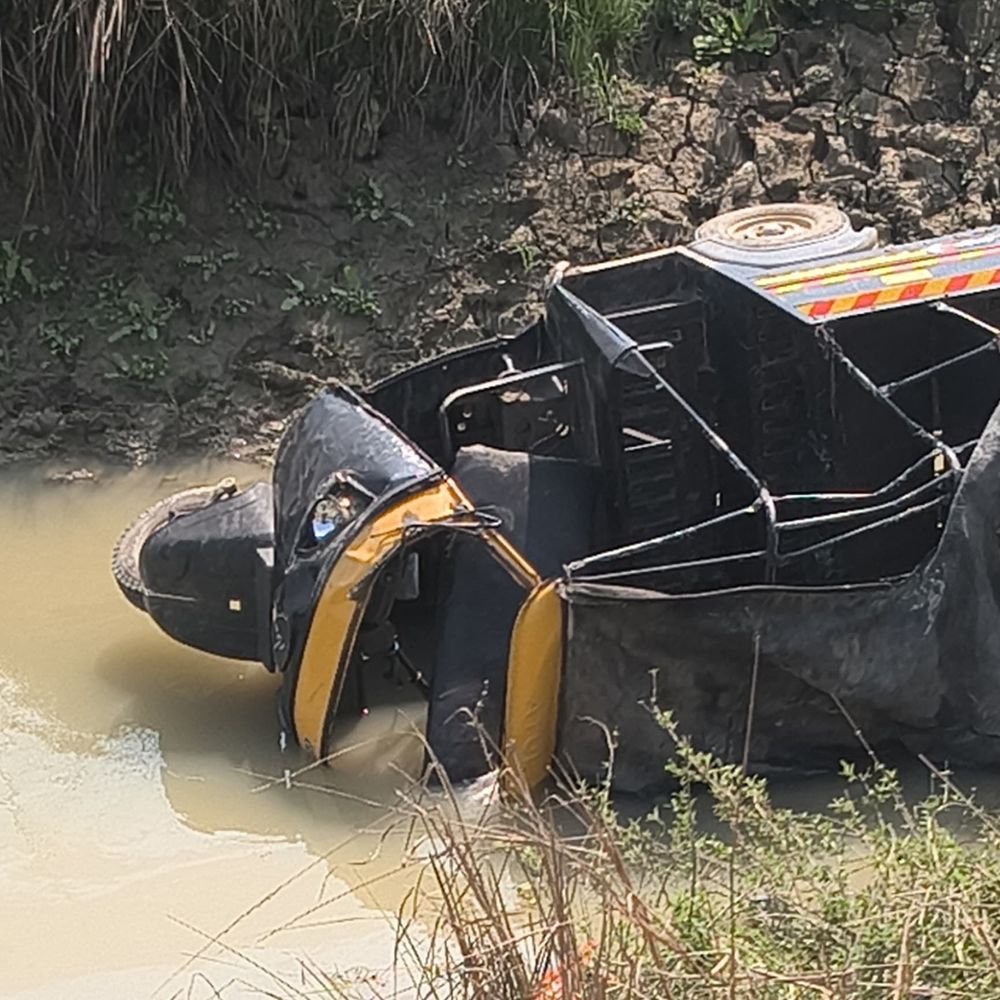 सिद्धार्थनगर में टेंपो गड्ढे में पलटा:5 लोग गंभीर रूप से घायल, सोहास से नौगढ़ जा रही थी टेंपो