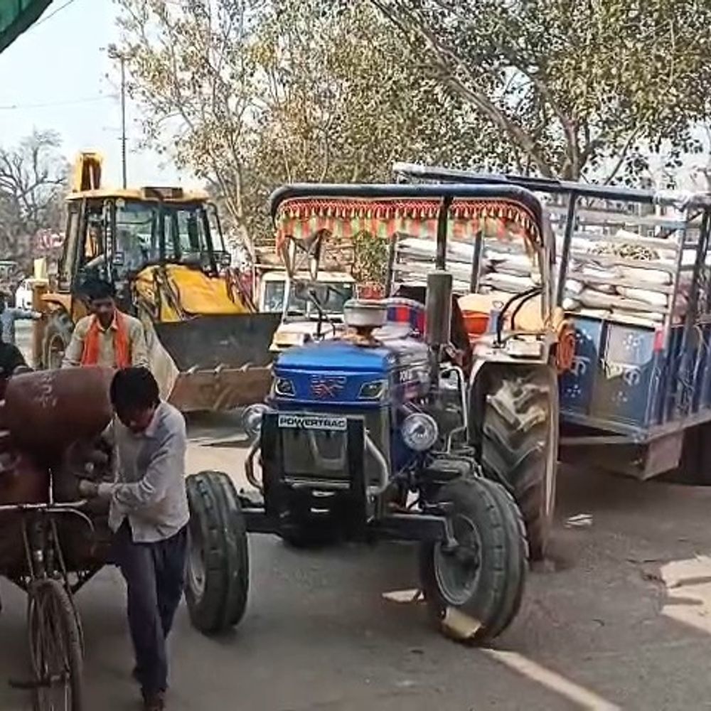 कन्नौज में ओवरलोड सीमेंट ट्रॉली सड़क में धंसी:एक घंटे जाम रहा, JCB ने निकाला गया पहिया, पुलिस ने खाली कराई सड़क