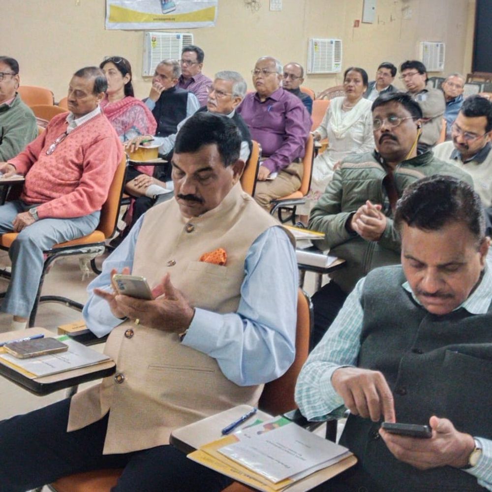 लखनऊ बीमा संस्थान ने डिजिटल सुरक्षा पर सेमिनार किया:ऑनलाइन धोखाधड़ी से बचाव के लिए वरिष्ठ नागरिकों को किया जागरूक