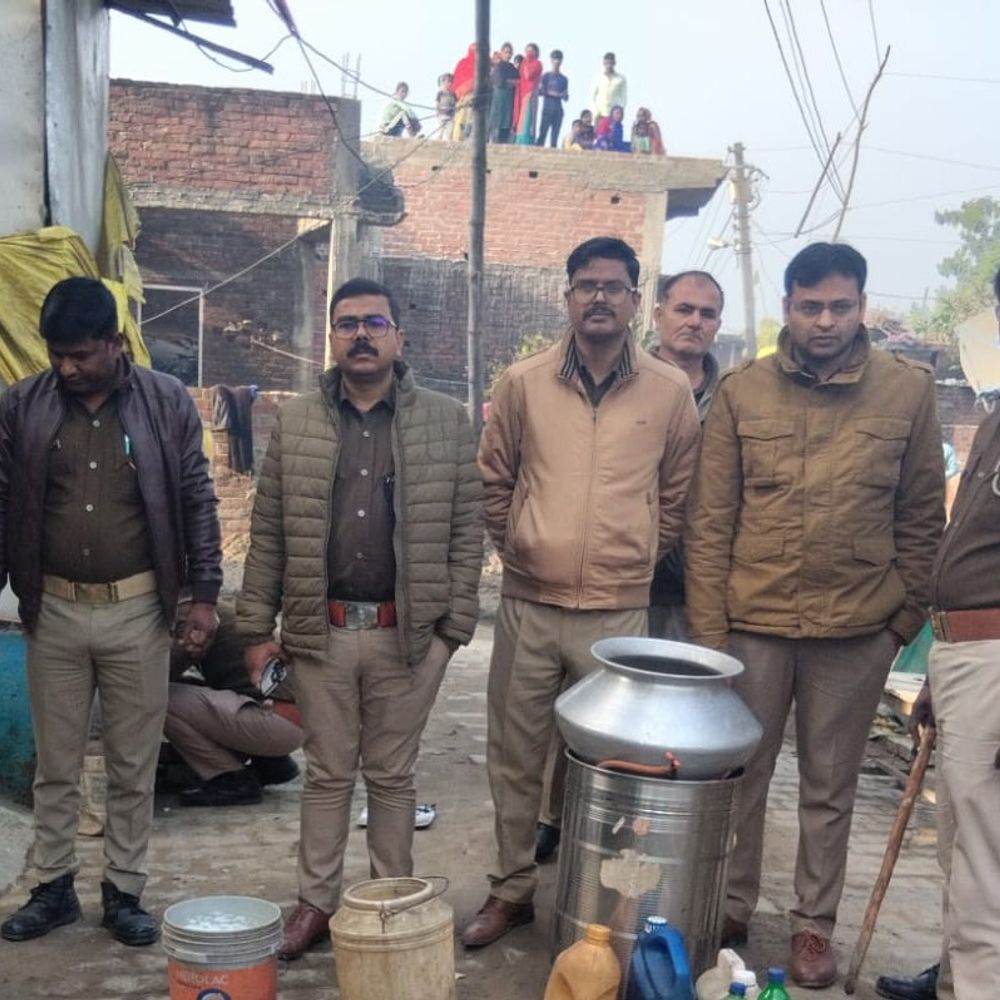 पीलीभीत में होली से पहले अवैध शराब पर कार्रवाई:आबकारी विभाग ने 300 किलो लहन नष्ट किया, 3 गिरफ्तार