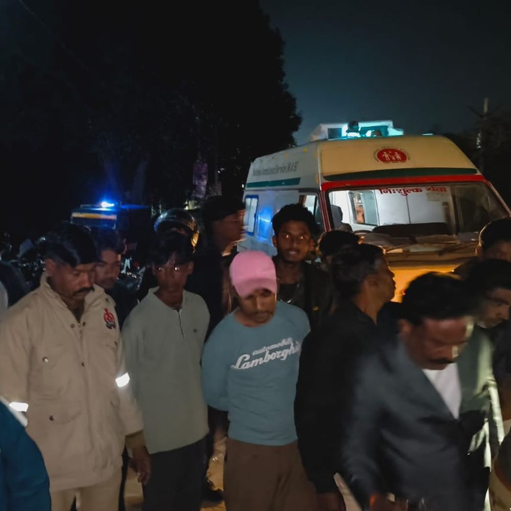 अज्ञात वाहन की टक्कर से बाइक सवार दो की मौत:सीतापुर में तिलक समारोह से लौटते समय हादसा, चालक फरार