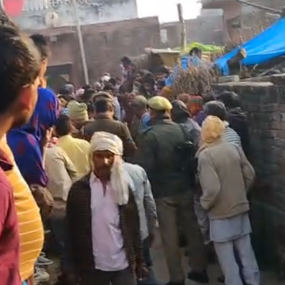 एटा में लहूलुहान हालत में मिला अधेड़ का शव:डंडे से सिर पर वार कर हत्या की आशंका, आरोपियों की तलाश जारी