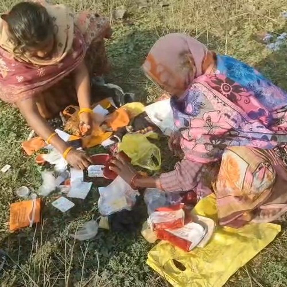 सीढ़ी लगाकर छत के रास्ते घर में घुसे चोर:डेढ़ लाख नगदी समेत लाखों के जेवर चोरी, सोती रही महिलाएं, घर के पीछे मिले खाली पर्स