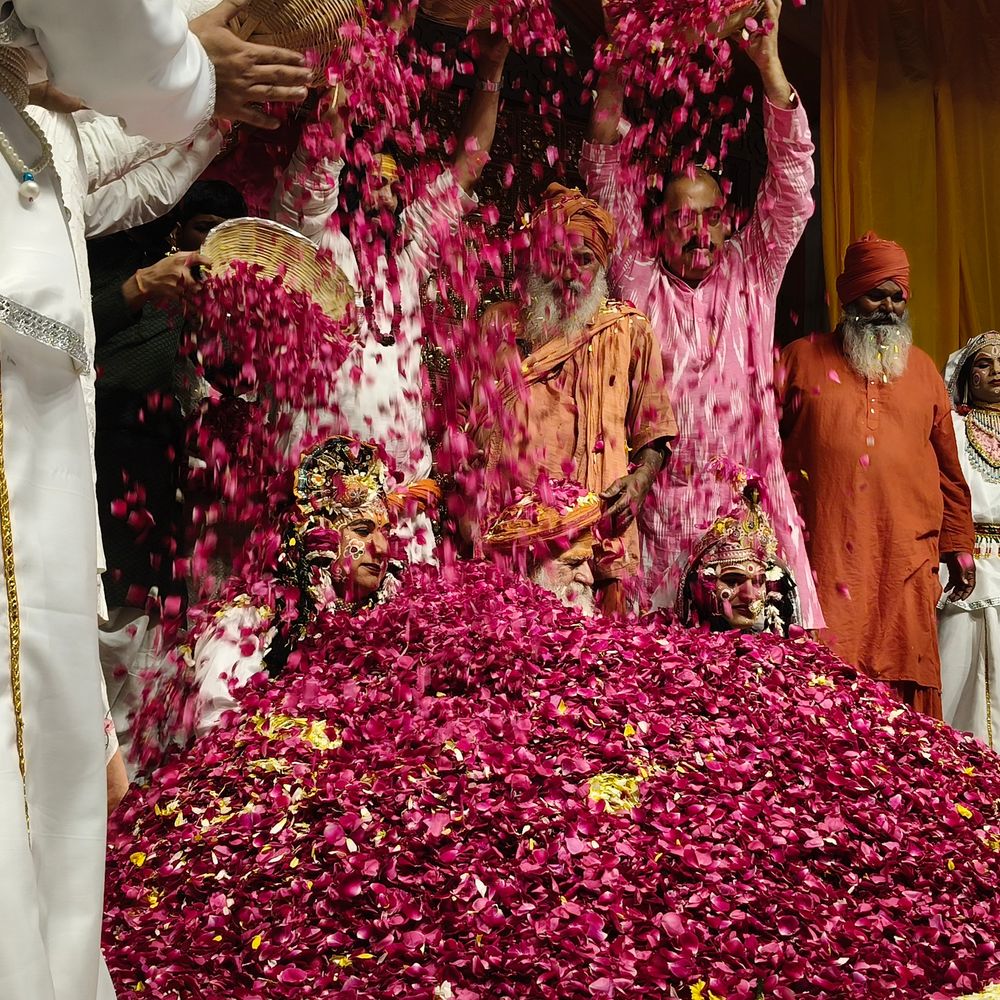 रमणरेती आश्रम में फूलों से खेली गई पारंपरिक होली:गुरु शरणानंद महाराज के सानिध्य में हजारों श्रद्धालु हुए शामिल