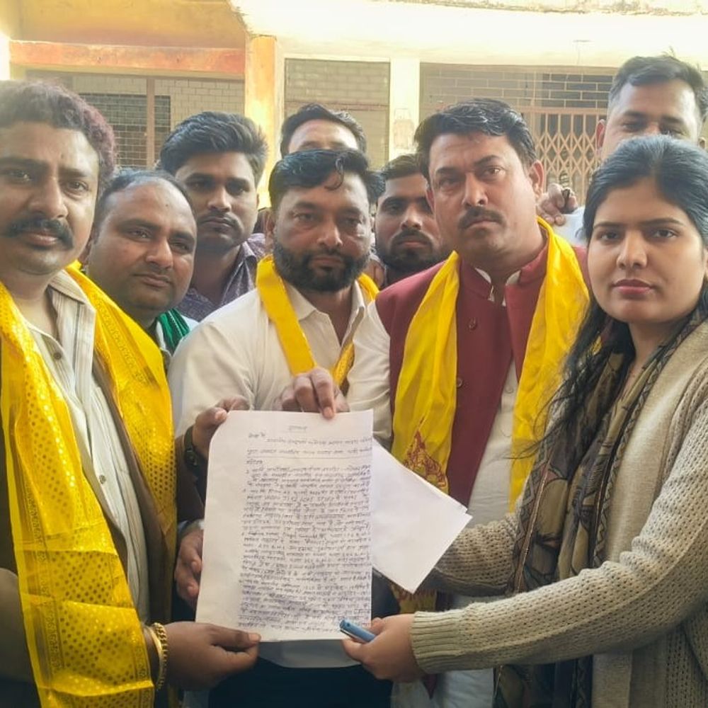 'यादव जी की लव स्टोरी' फिल्म पर विवाद:एटा में यादव समाज ने किया प्रदर्शन, SDM को ज्ञापन सौंपकर कार्रवाई की मांग