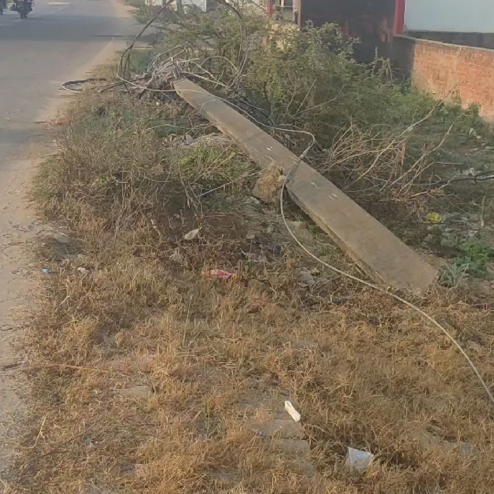 ओवरलोड ट्रक से खींची एरियल बंच केबल:देवरिया में पोल-पेड़ गिरे, रातभर बिजली आपूर्ति बाधित